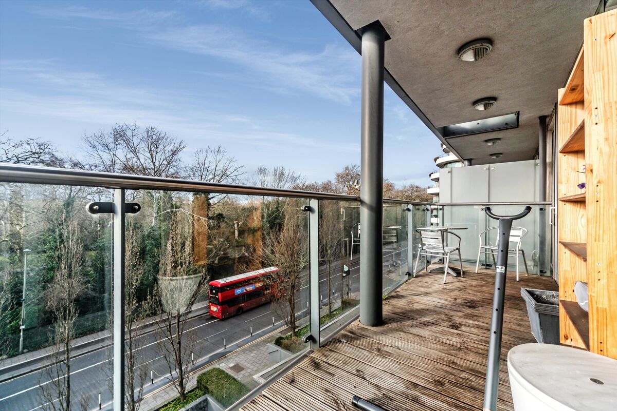 flat to rent in The Bridge, Queenstown Road, London, SW11