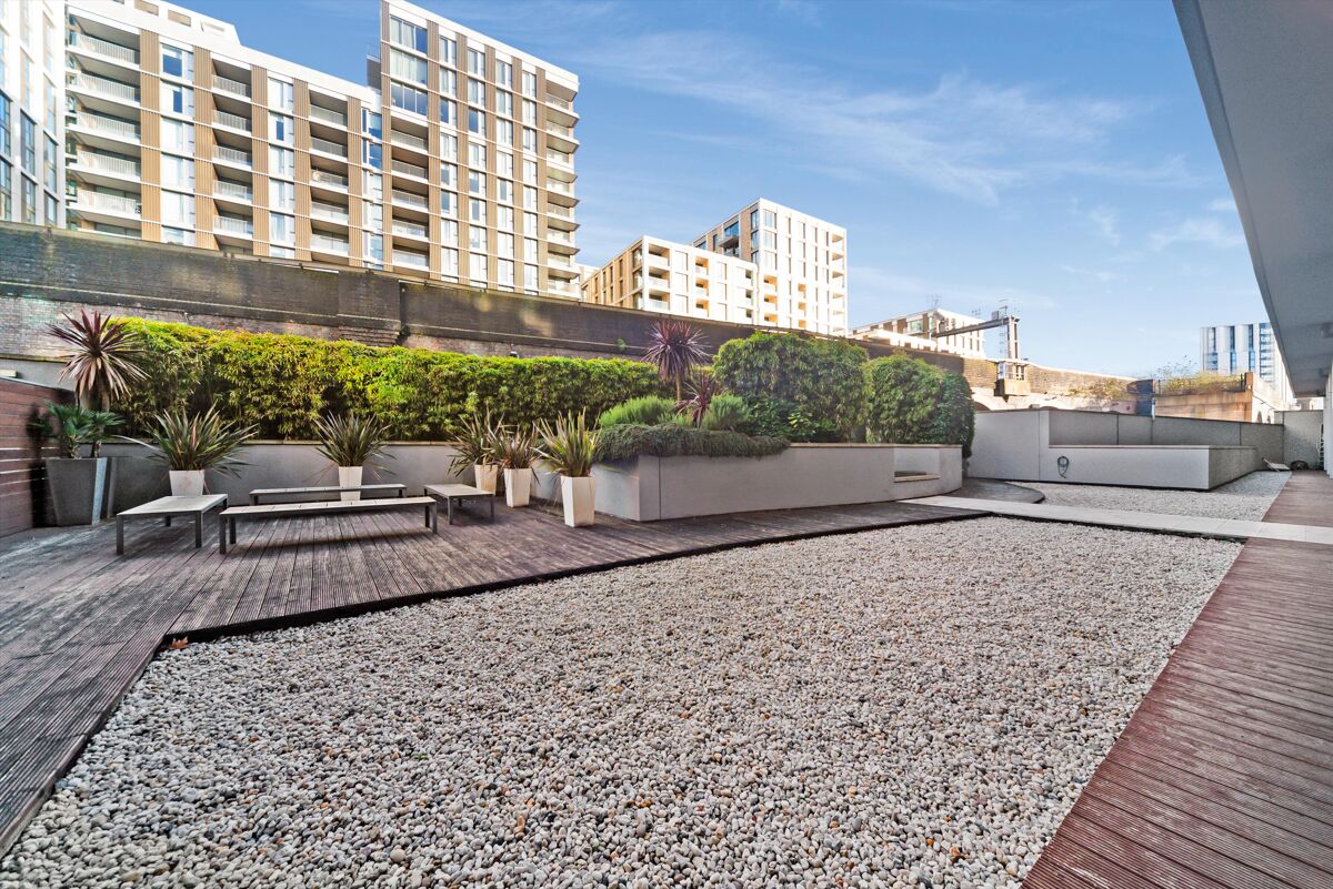 flat to rent in The Bridge, Queenstown Road, London, SW11