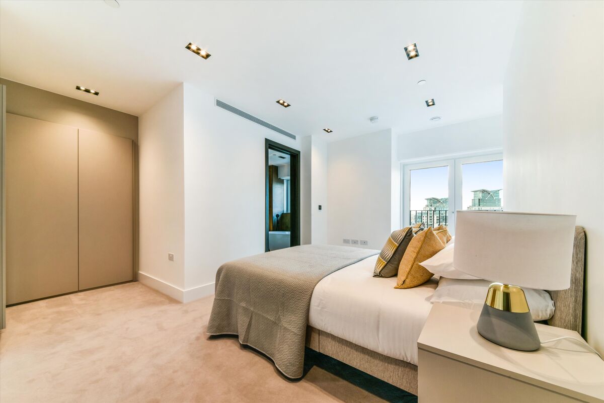 flat to rent in Keybridge Tower, Exchange Gardens, Vauxhall, London