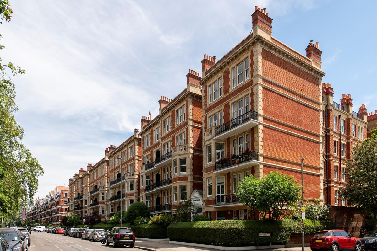 flat for sale in Prince of Wales Drive, Battersea, London, SW11