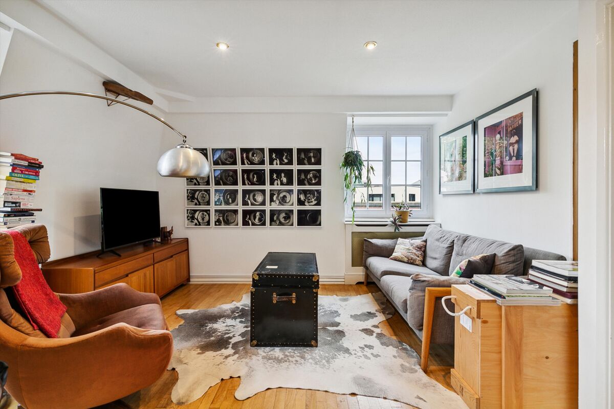 flat for sale in Vicarage Crescent, London, SW11. BAT012212700