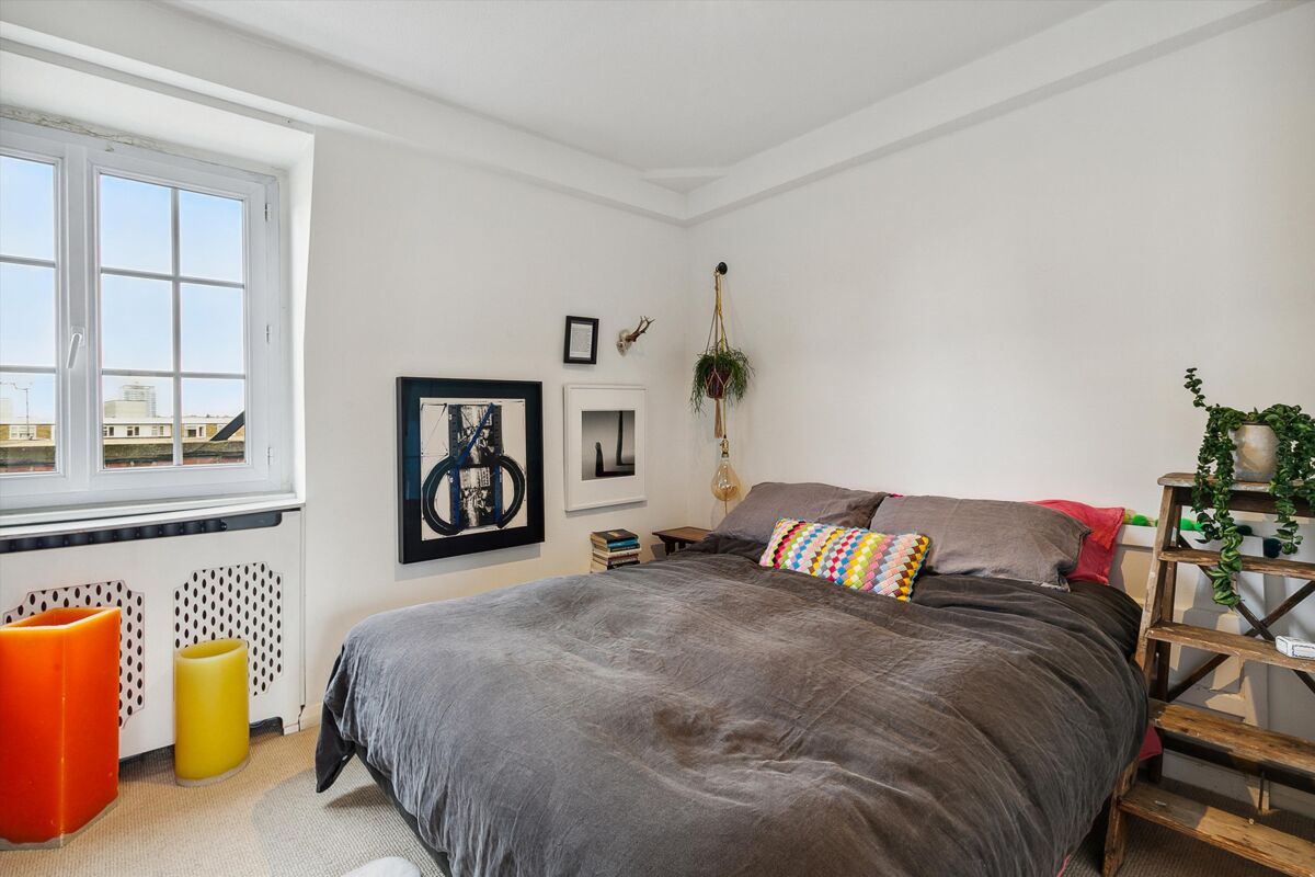 flat for sale in Vicarage Crescent, London, SW11. BAT012212700