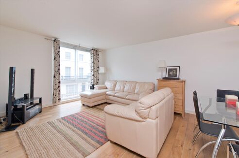 Picture of 1 bedroom flat for sale.