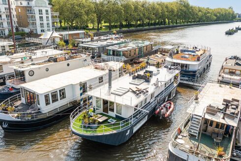 Picture of 3 bedroom houseboat for sale.