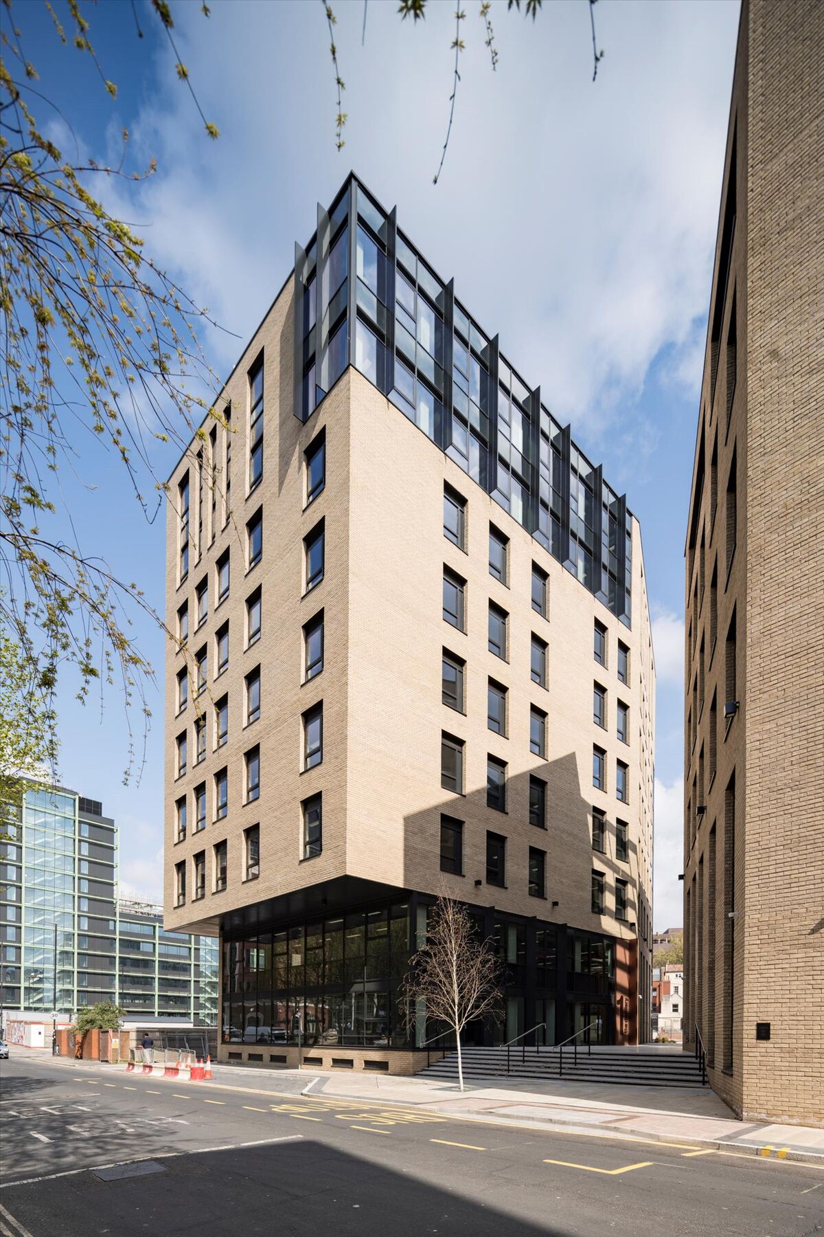 No.1 The Distillery offers 37,799 sq ft (3,511 sq m) of workspace in a nine storey tower with impressive views of the city.