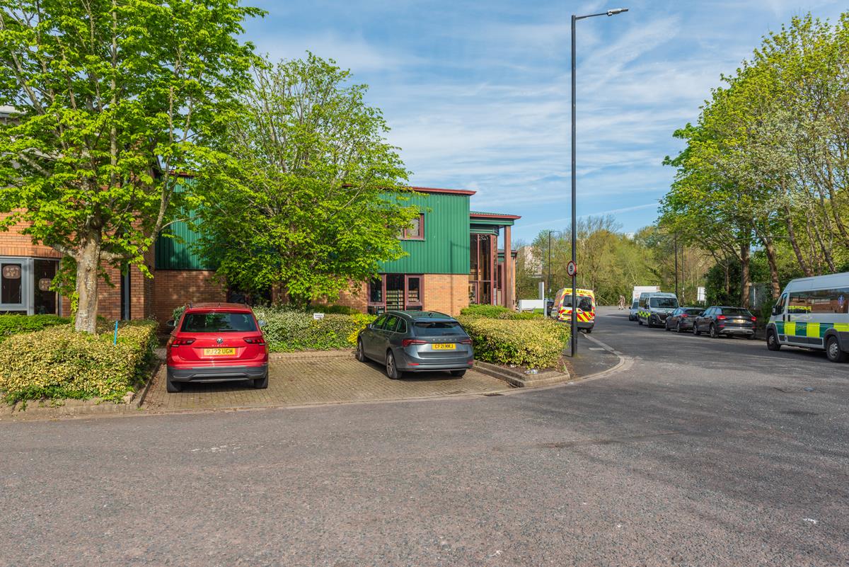 Industrial/Distribution to rent in Kings Business Park, Unit 2, Kings