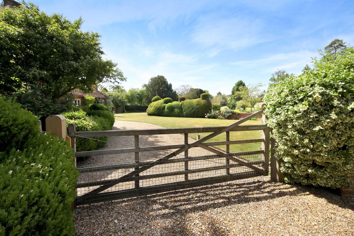 house for sale in London Road, Aston Clinton, Aylesbury