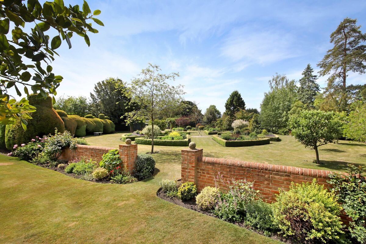 house for sale in London Road, Aston Clinton, Aylesbury