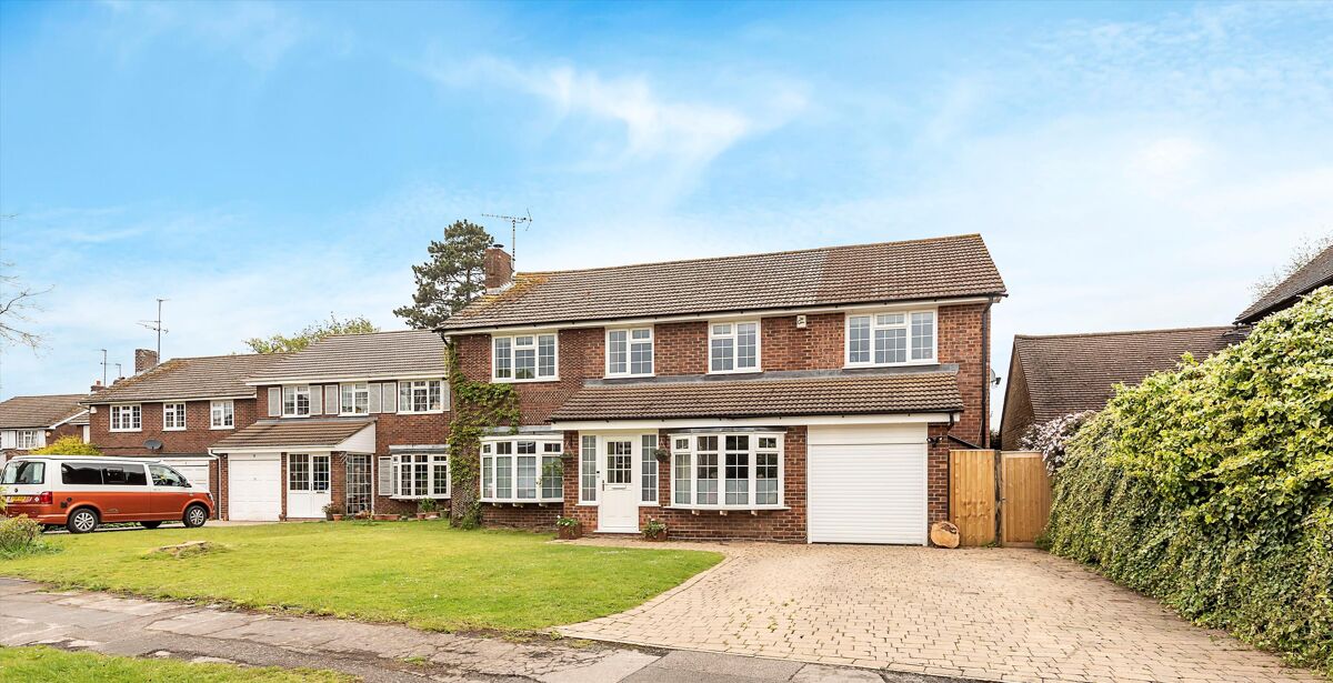 house for sale in Hollyfield Close, Tring, Hertfordshire, HP23