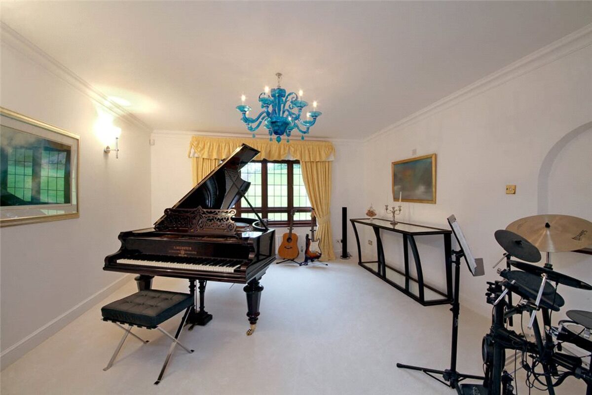 house for sale in Camp Road, Gerrards Cross, SL9 BCN170034 Knight Frank