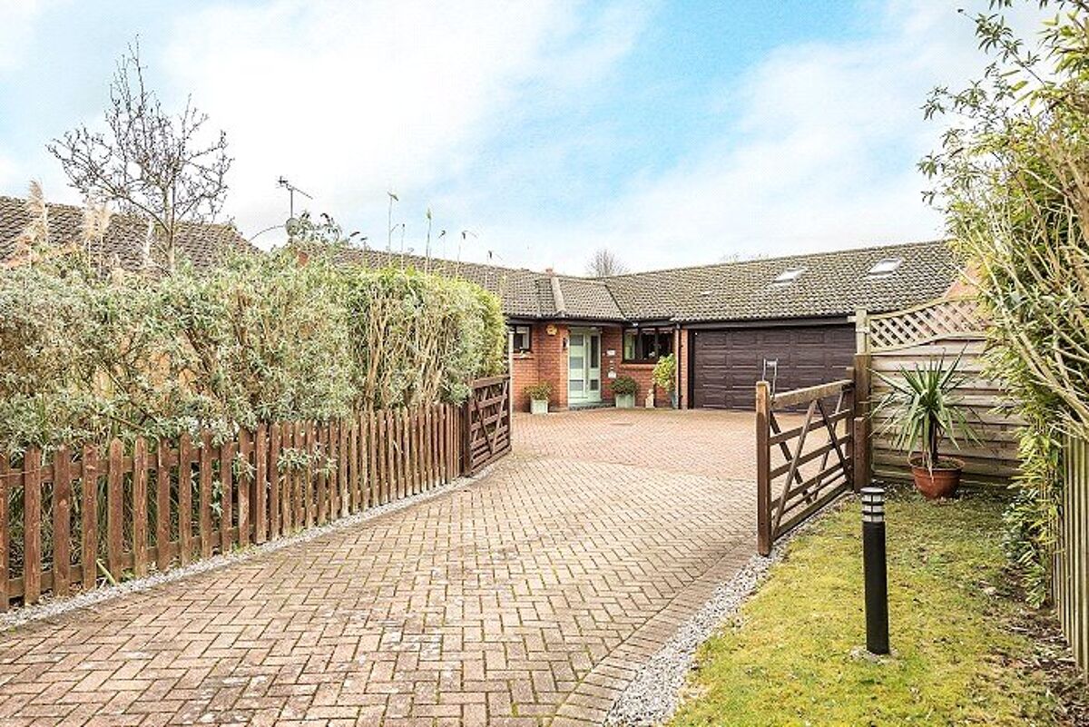 house for sale in Slough Road, Iver, SL0 BCN170285 Knight Frank