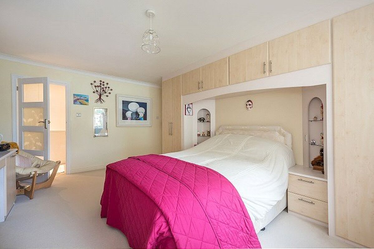 house for sale in Slough Road, Iver, SL0 BCN170285 Knight Frank