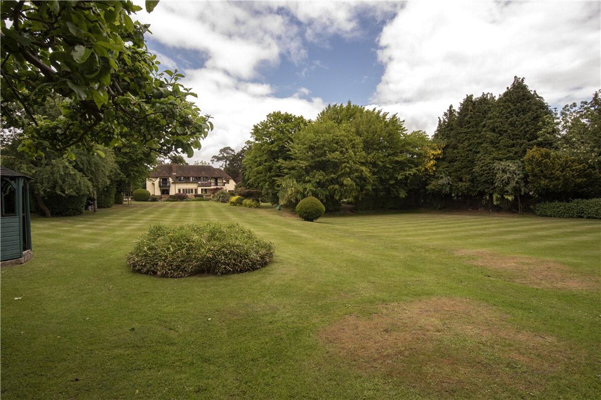 house for sale in Chipperfield Road, Kings Langley, Hertfordshire, WD4