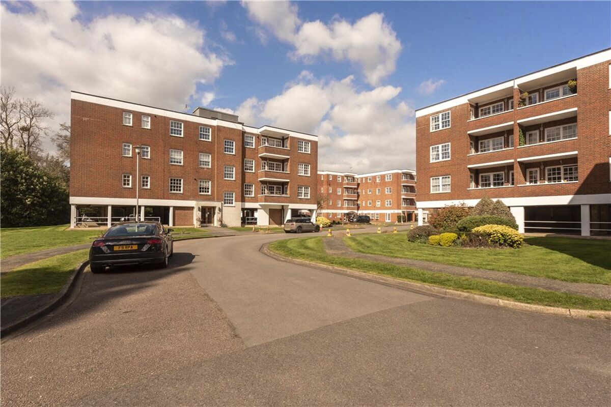 flat for sale in Bulstrode Court, Gerrards Cross, Buckinghamshire, SL9