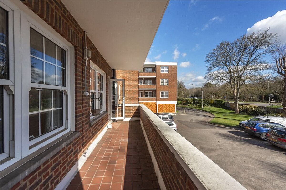 flat for sale in Bulstrode Court, Gerrards Cross, Buckinghamshire, SL9