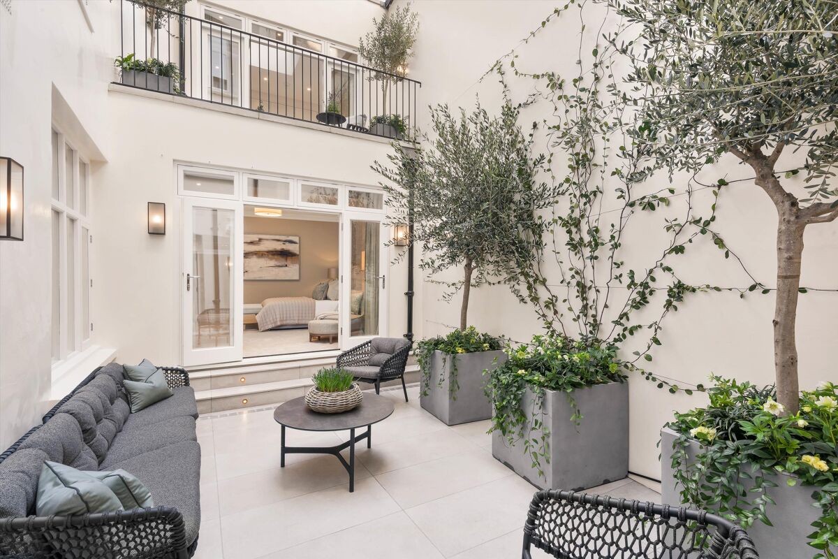 flat for sale in Wilton Crescent, London, SW1X. BGV012275439 Knight