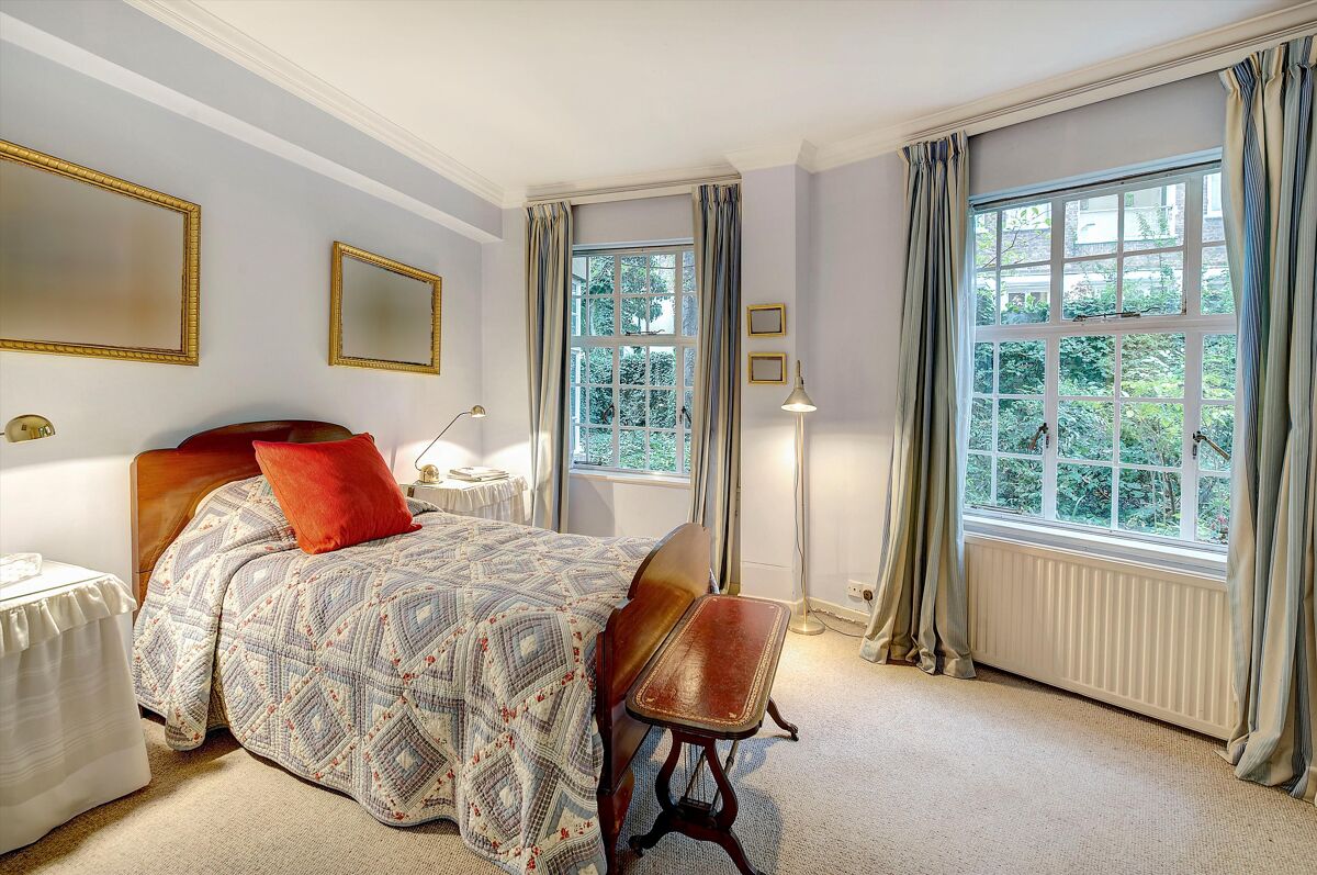 flat for sale in Chalfont House, Chesham Street, London, SW1X