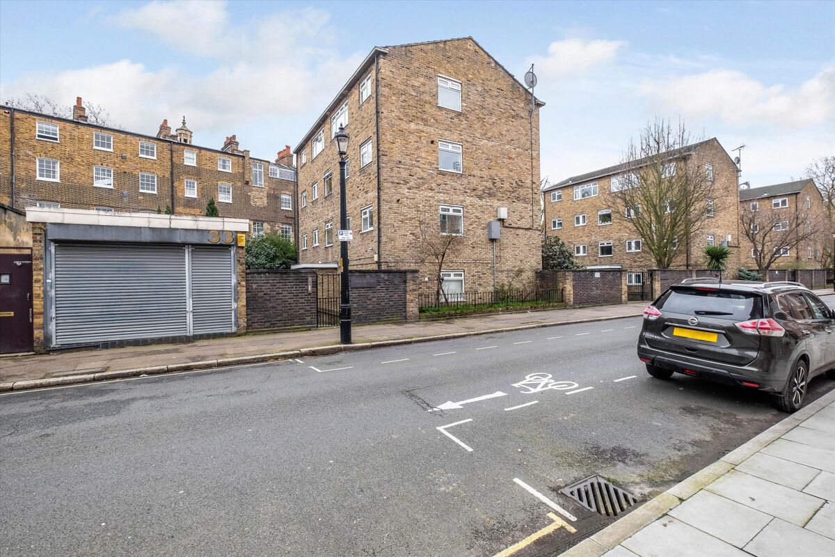 flat to rent in Gloucester Court, Swan Street, Southwark, London, SE1