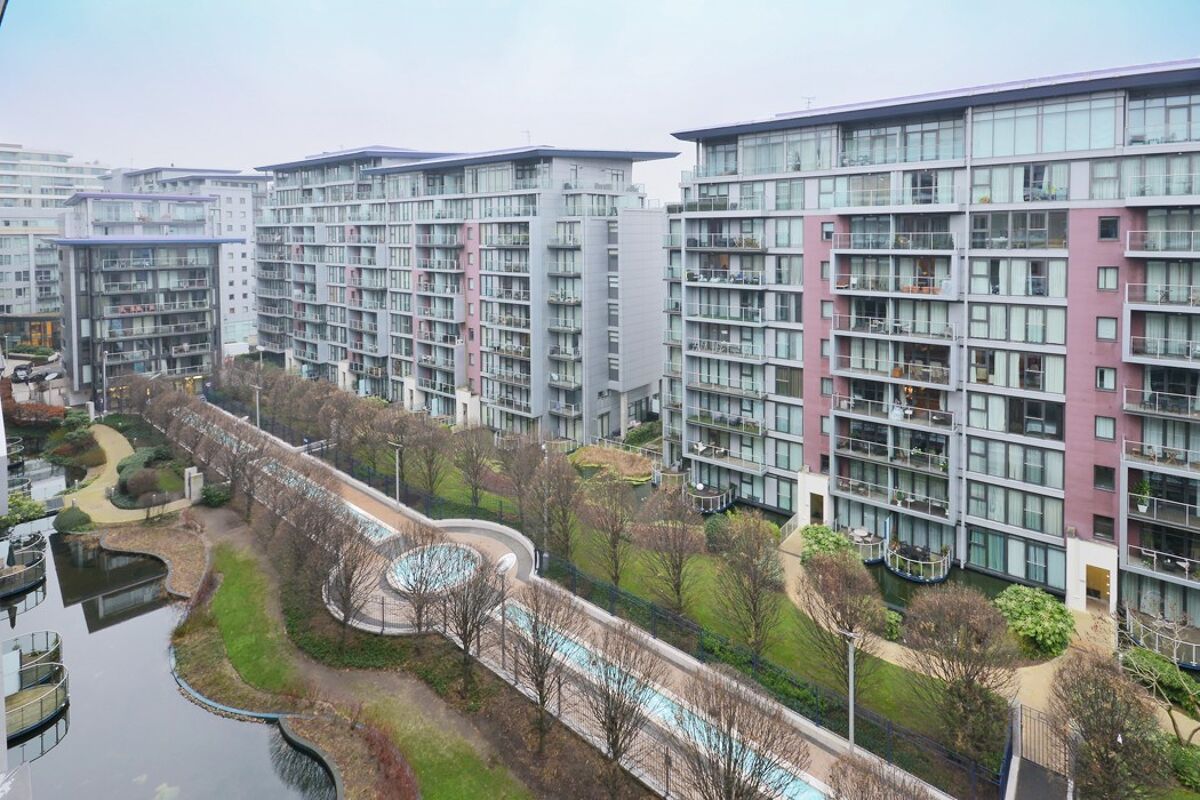 flat to rent in Howard Building, Queenstown Road, London, SW11