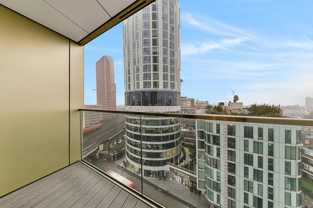 flat to rent in Gladwin Tower, Wandsworth Road, Wandsworth, London, SW8