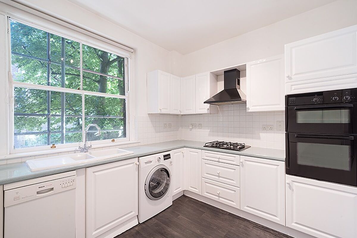 flat to rent in Albany Mansions, Albert Bridge Road, London, SW11