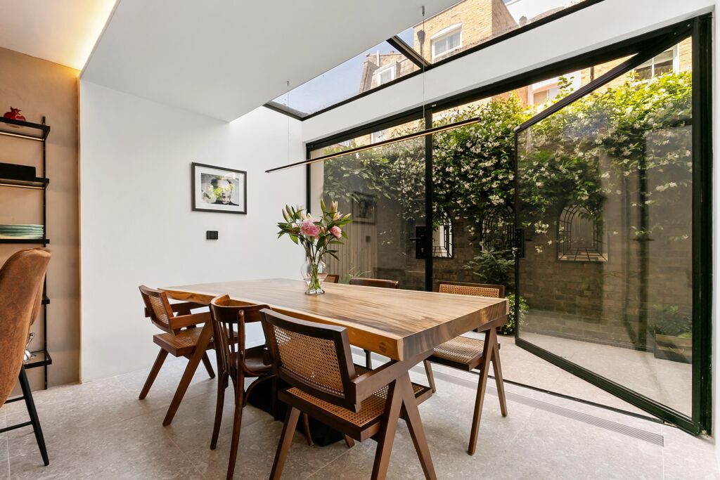 Image of Shaftesbury Mews, London, W8