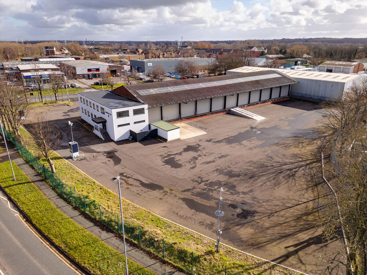 Highly Prominent Industrial Unit with Large Secure Yard Area