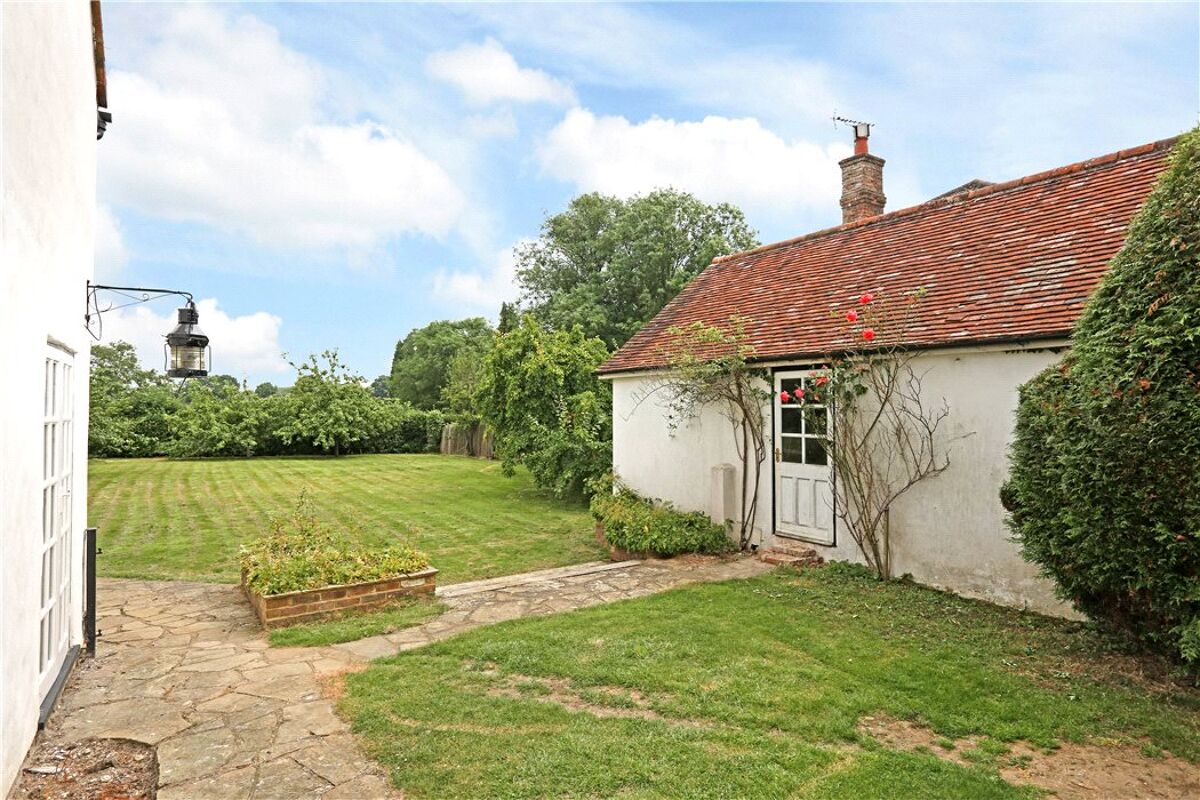 house for sale in Chipperfield Road, Bovingdon, Hemel Hempstead