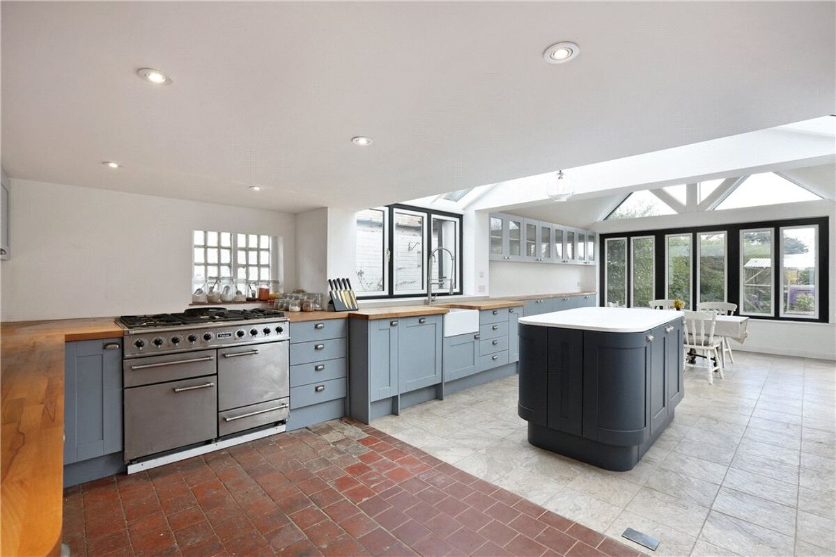 house for sale in Chipperfield Road, Bovingdon, Hemel Hempstead