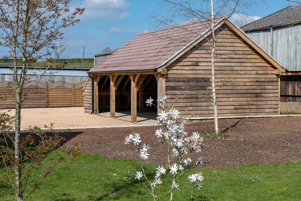 45 bedroom detached house, 3 cottages, 29 acres and 28 stables for