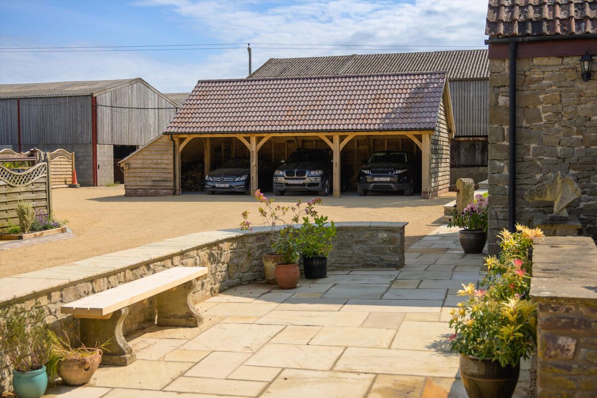 45 bedroom detached house, 3 cottages, 29 acres and 28 stables for