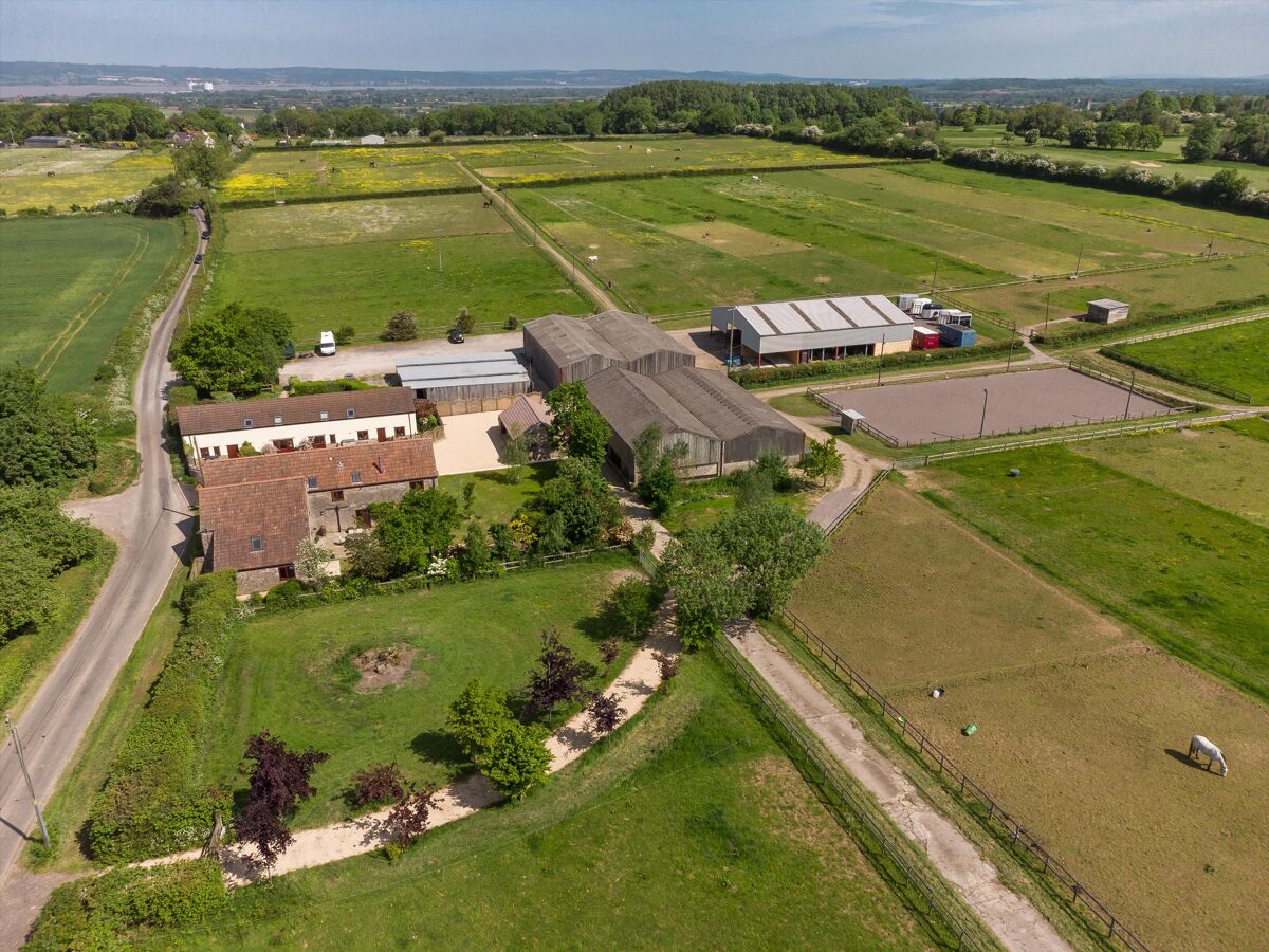 45 bedroom detached house, 3 cottages, 29 acres and 28 stables for sale in Mumbleys Lane