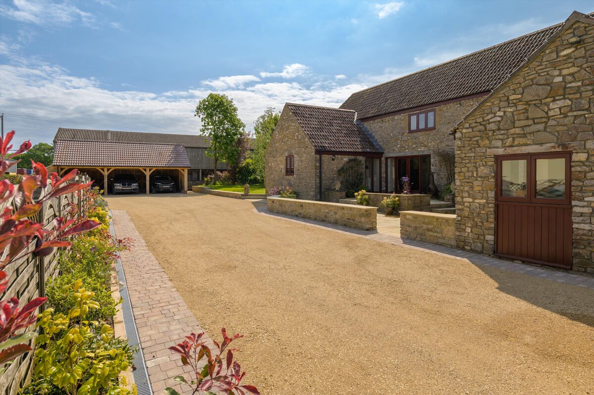 45 bedroom detached house, 3 cottages, 29 acres and 28 stables for