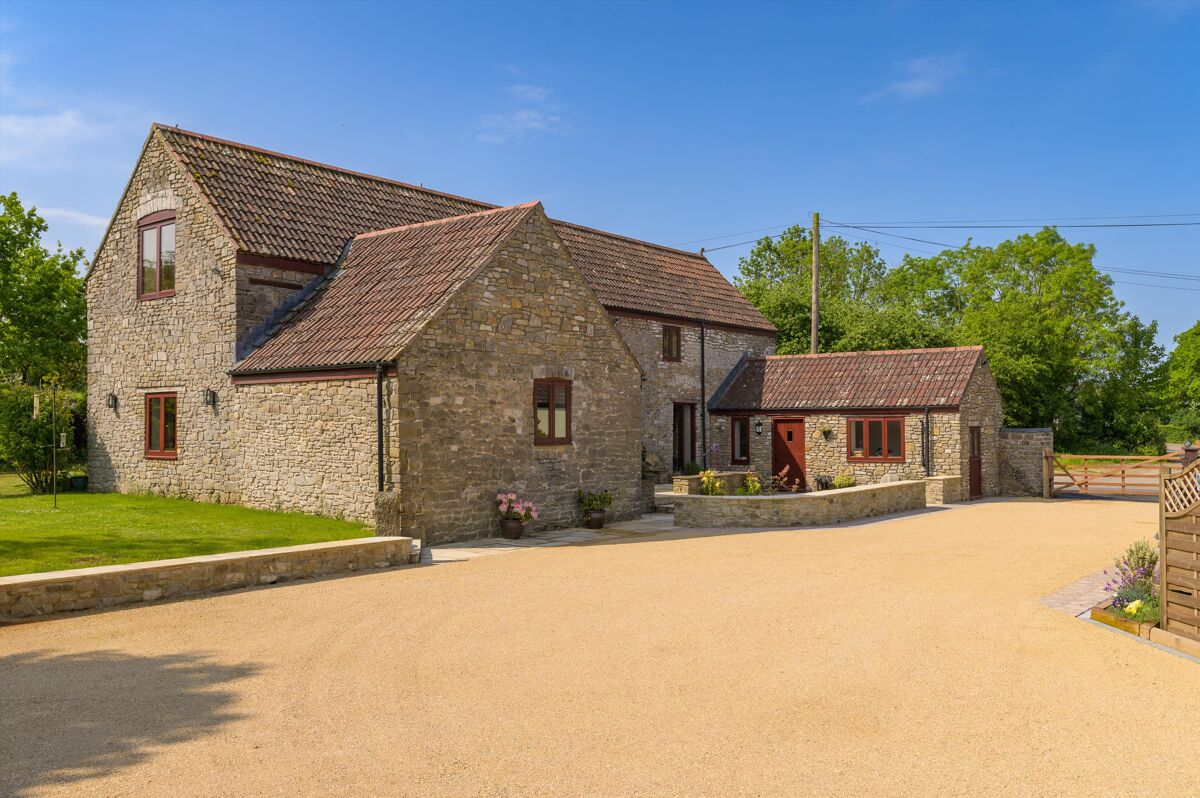 45 bedroom detached house, 3 cottages, 29 acres and 28 stables for