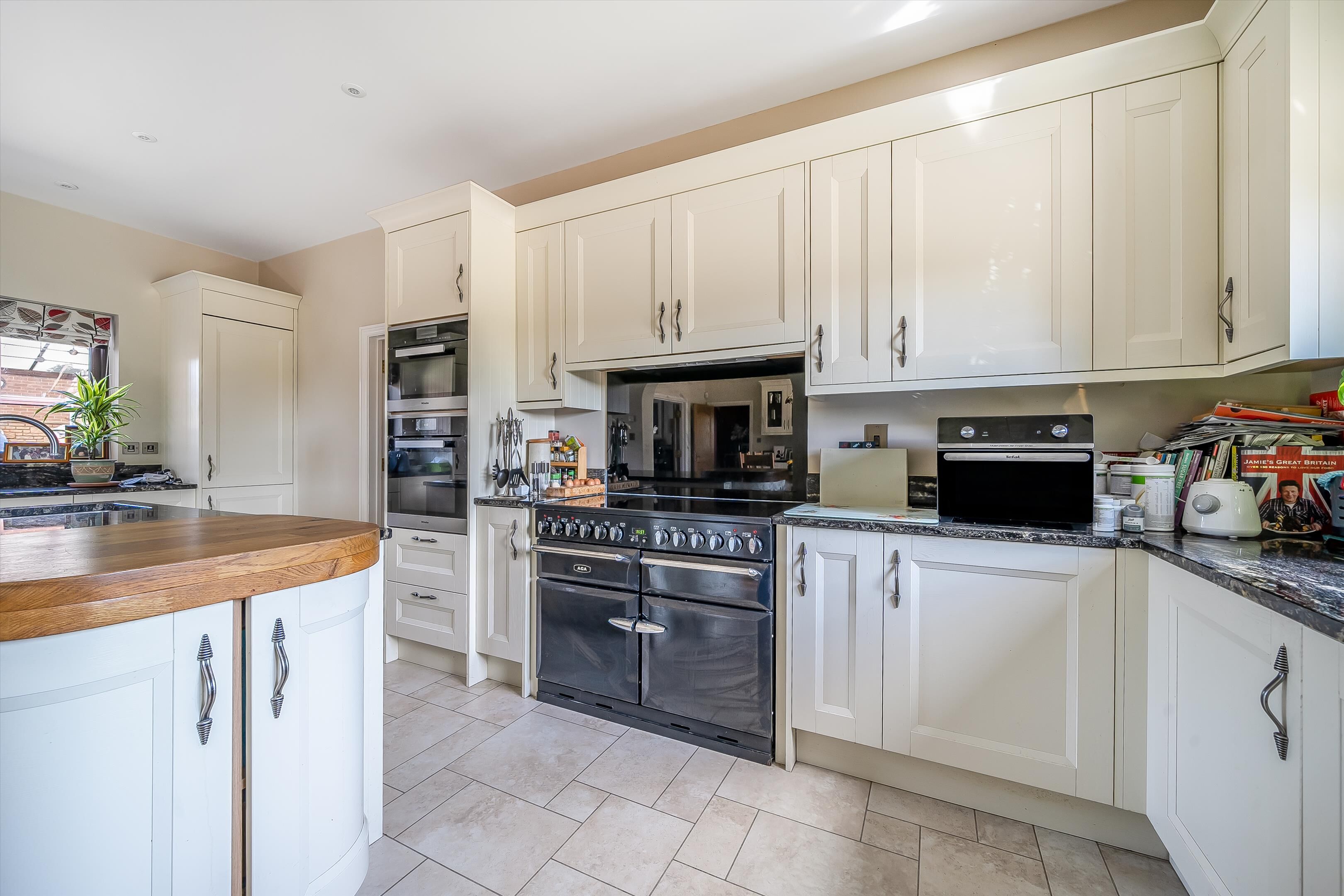 Countryside Retreat: Unparalleled Luxury and Charm 3