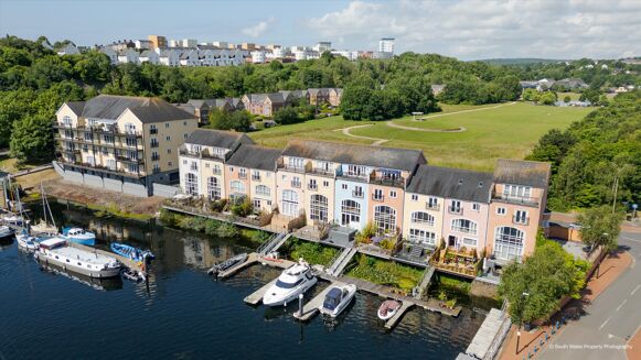 Picture of 3-4 bedroom townhouse for sale.