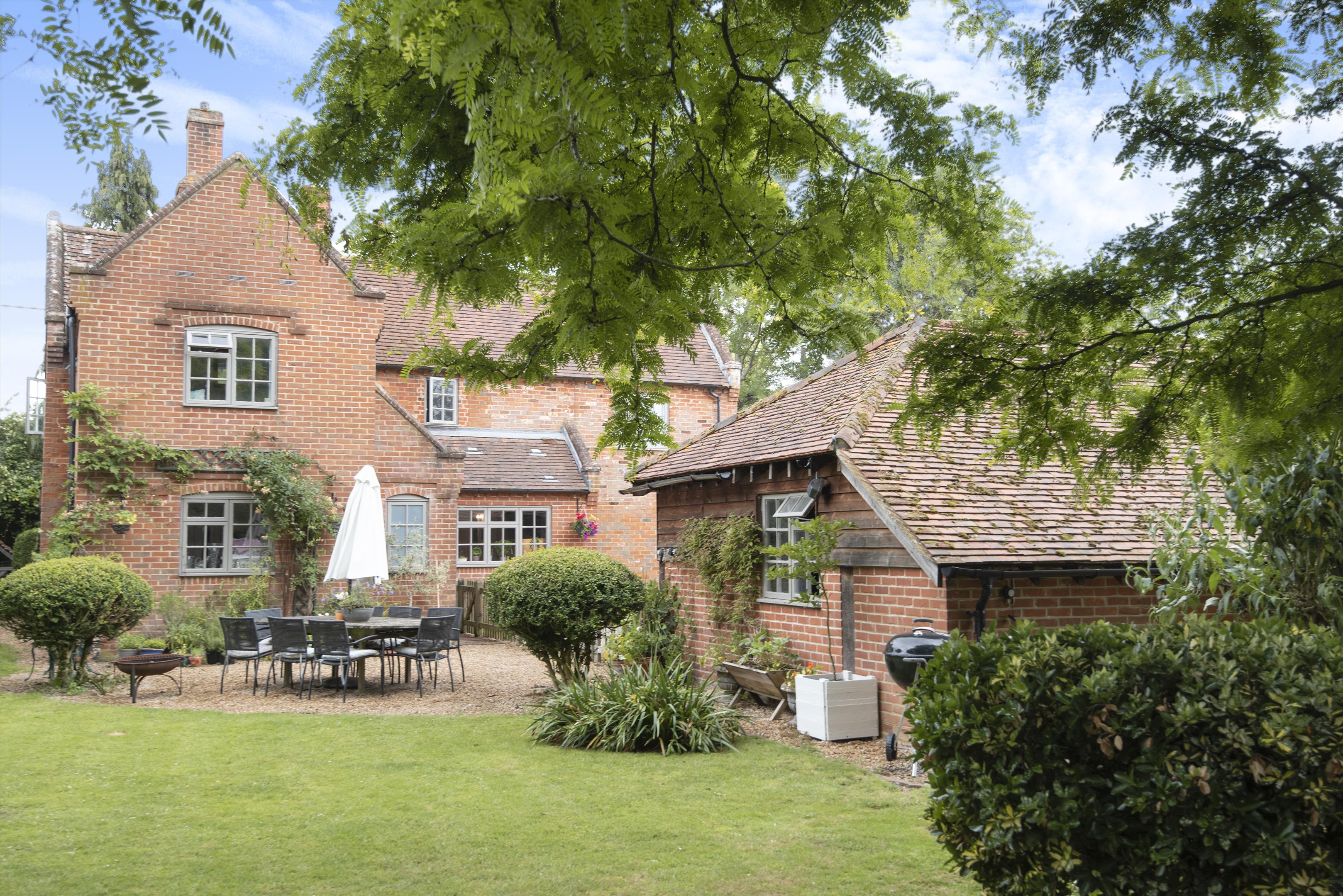 garages in hook hampshire