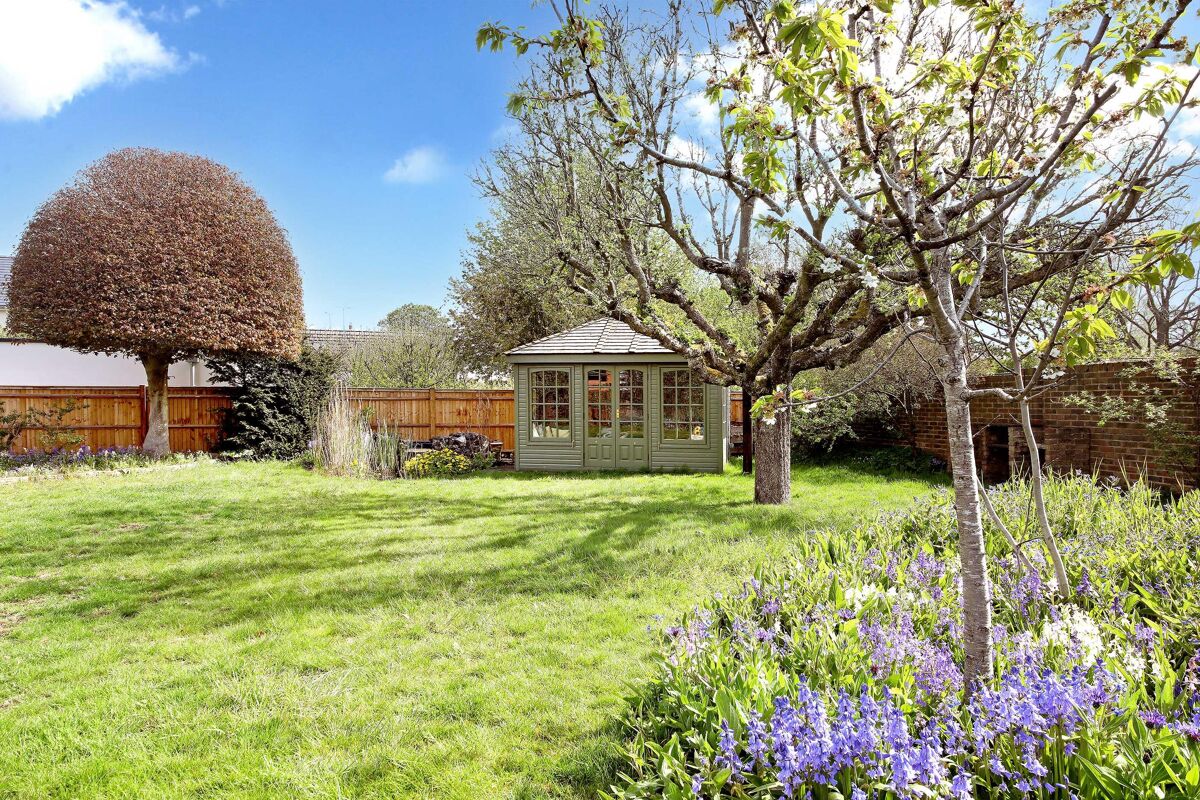 house for sale in Dippenhall Street, Crondall, Farnham, Hampshire, GU10