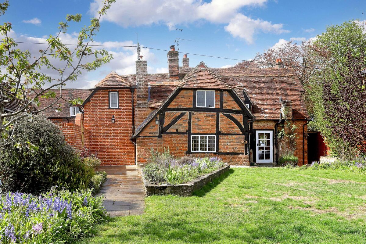 house for sale in Dippenhall Street, Crondall, Farnham, Hampshire, GU10