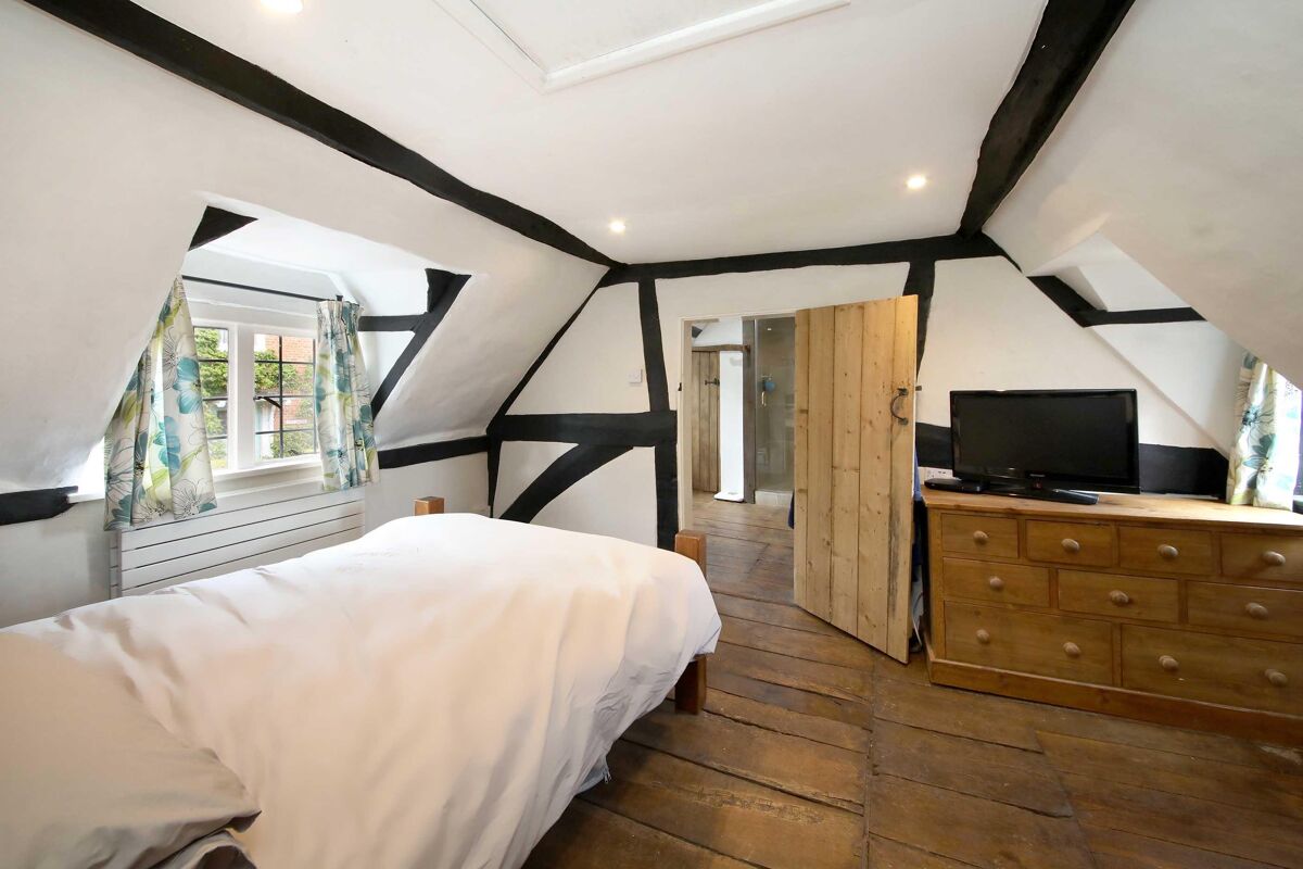 house for sale in Dippenhall Street, Crondall, Farnham, Hampshire, GU10