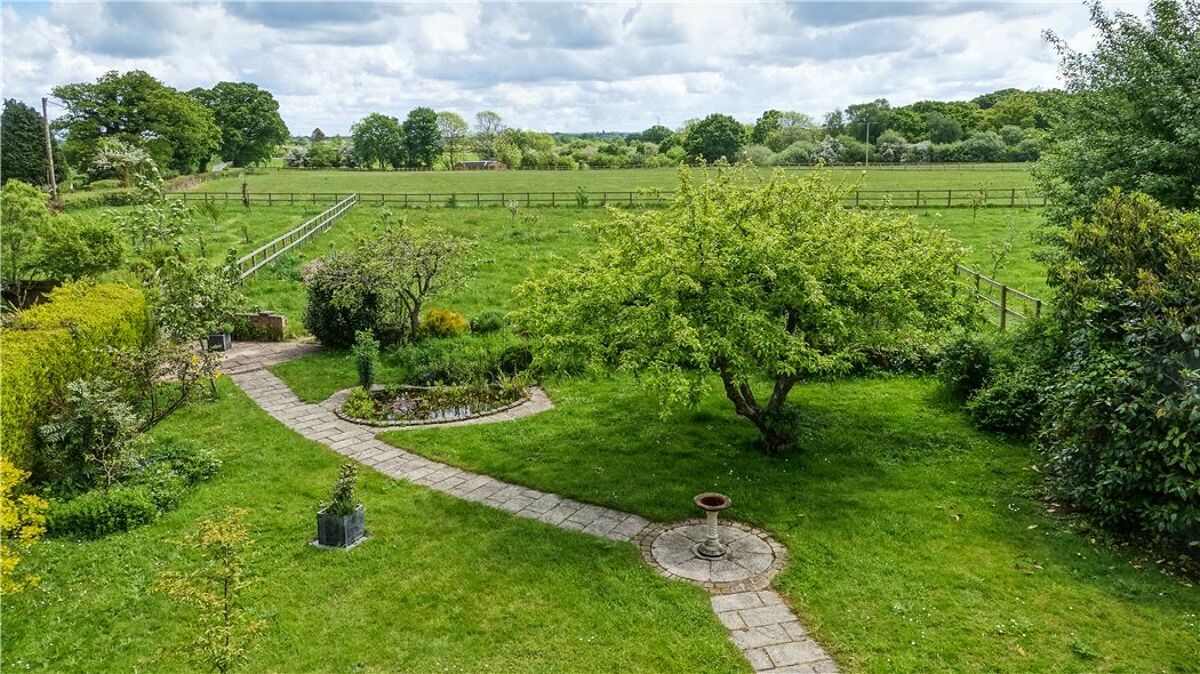 house for sale in Silchester Road, Little London, Tadley, Hampshire