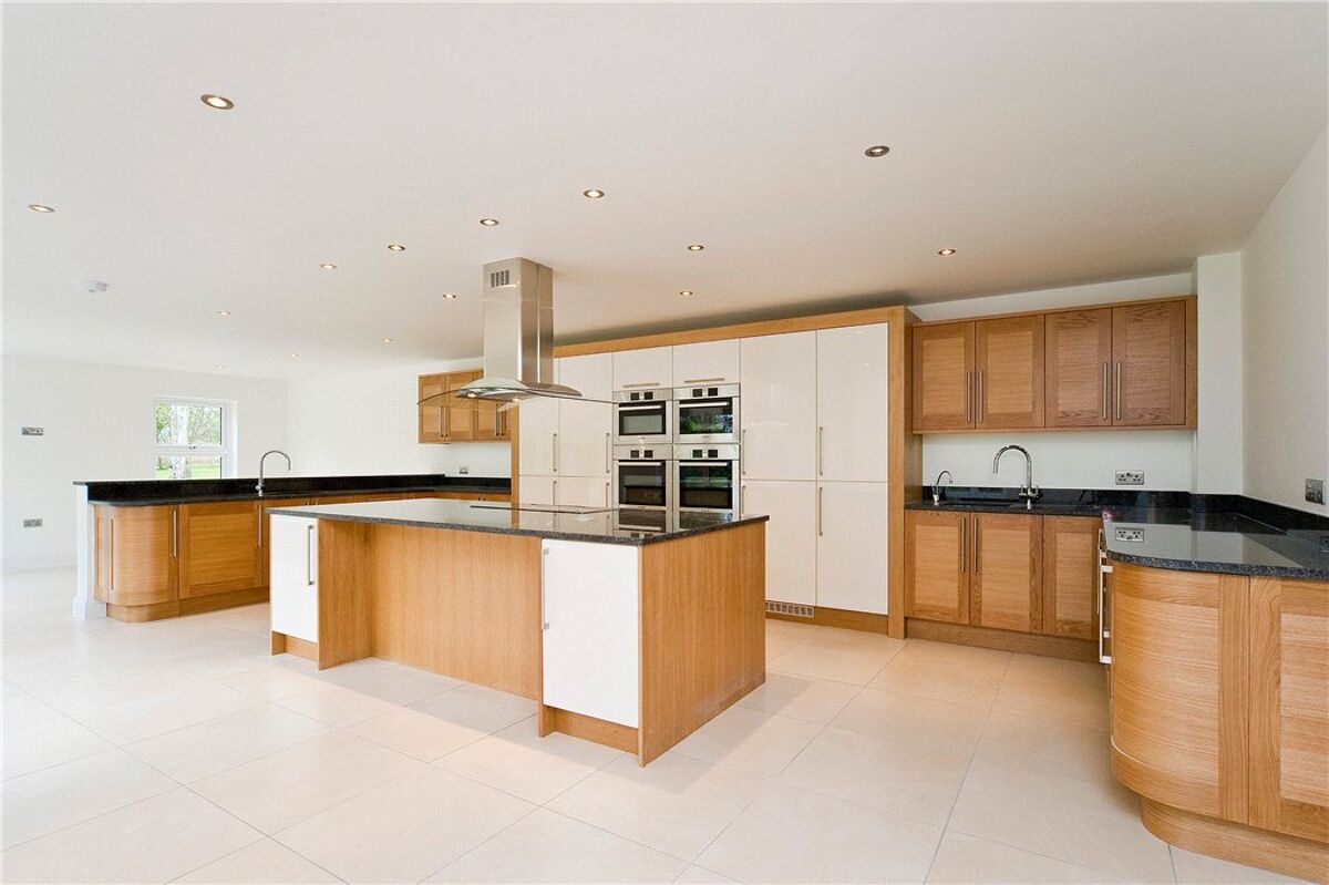 house for sale in Silchester Road, Little London, Tadley, Hampshire