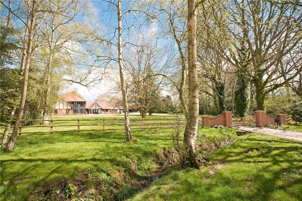 house for sale in Silchester Road, Little London, Tadley, Hampshire