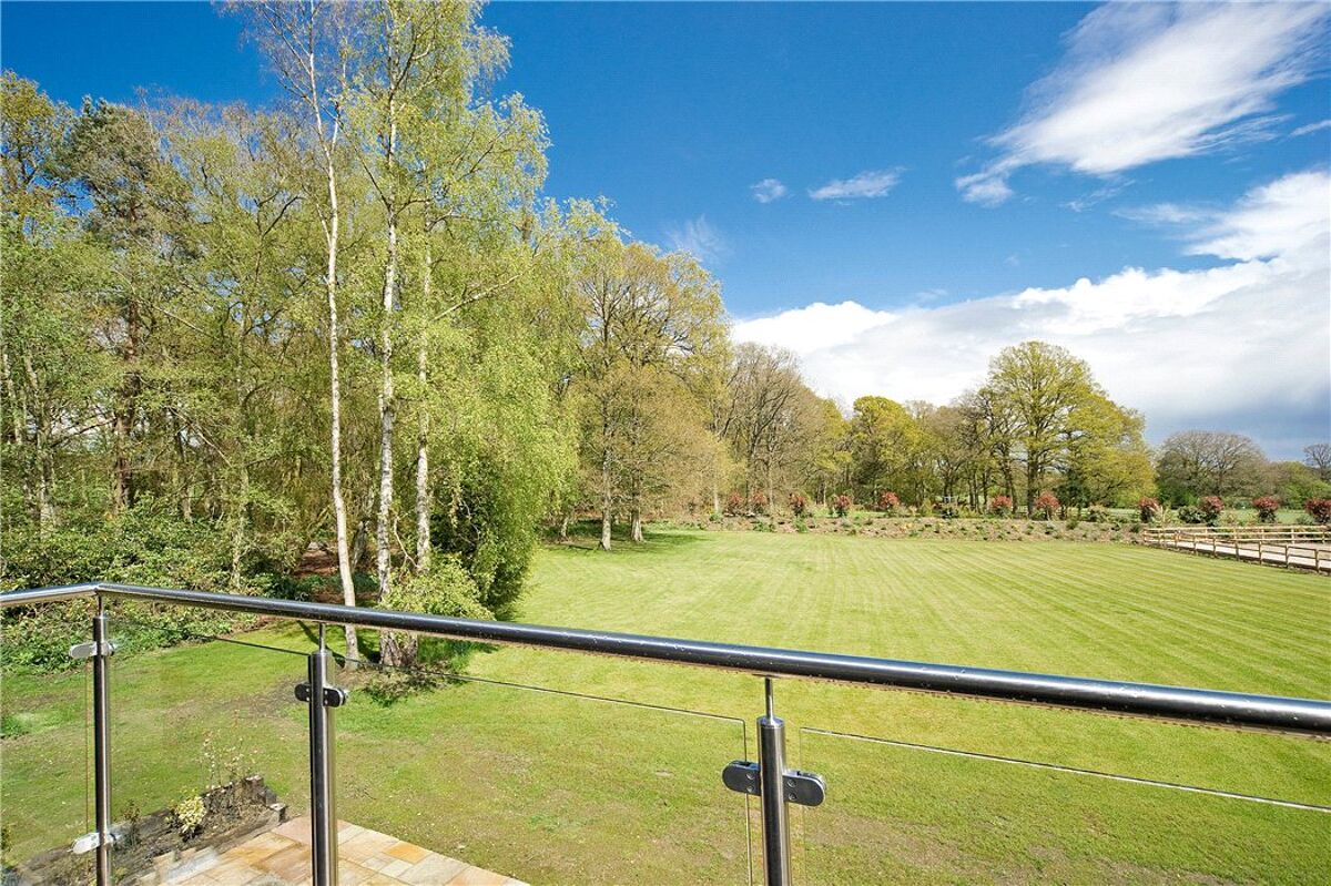 house for sale in Silchester Road, Little London, Tadley, Hampshire