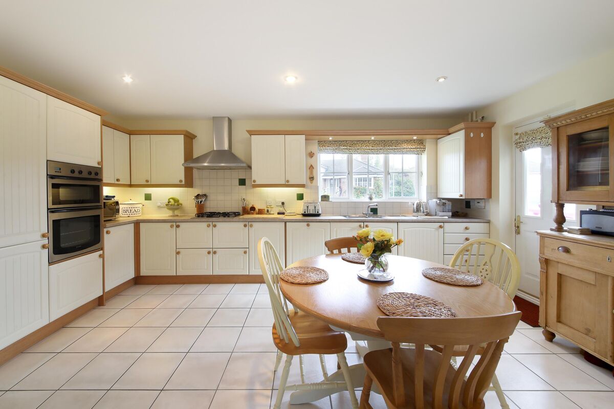 bungalow for sale in Highfields, Overton, Basingstoke, Hampshire, RG25