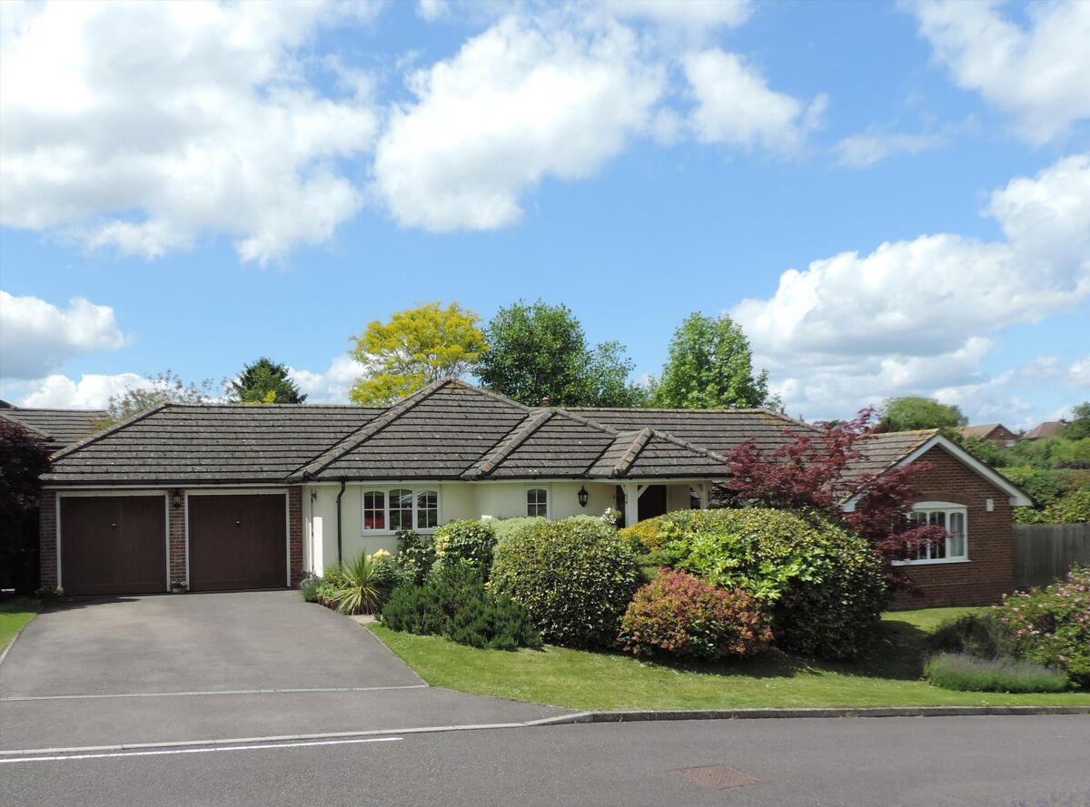 bungalow for sale in Highfields, Overton, Basingstoke, Hampshire, RG25