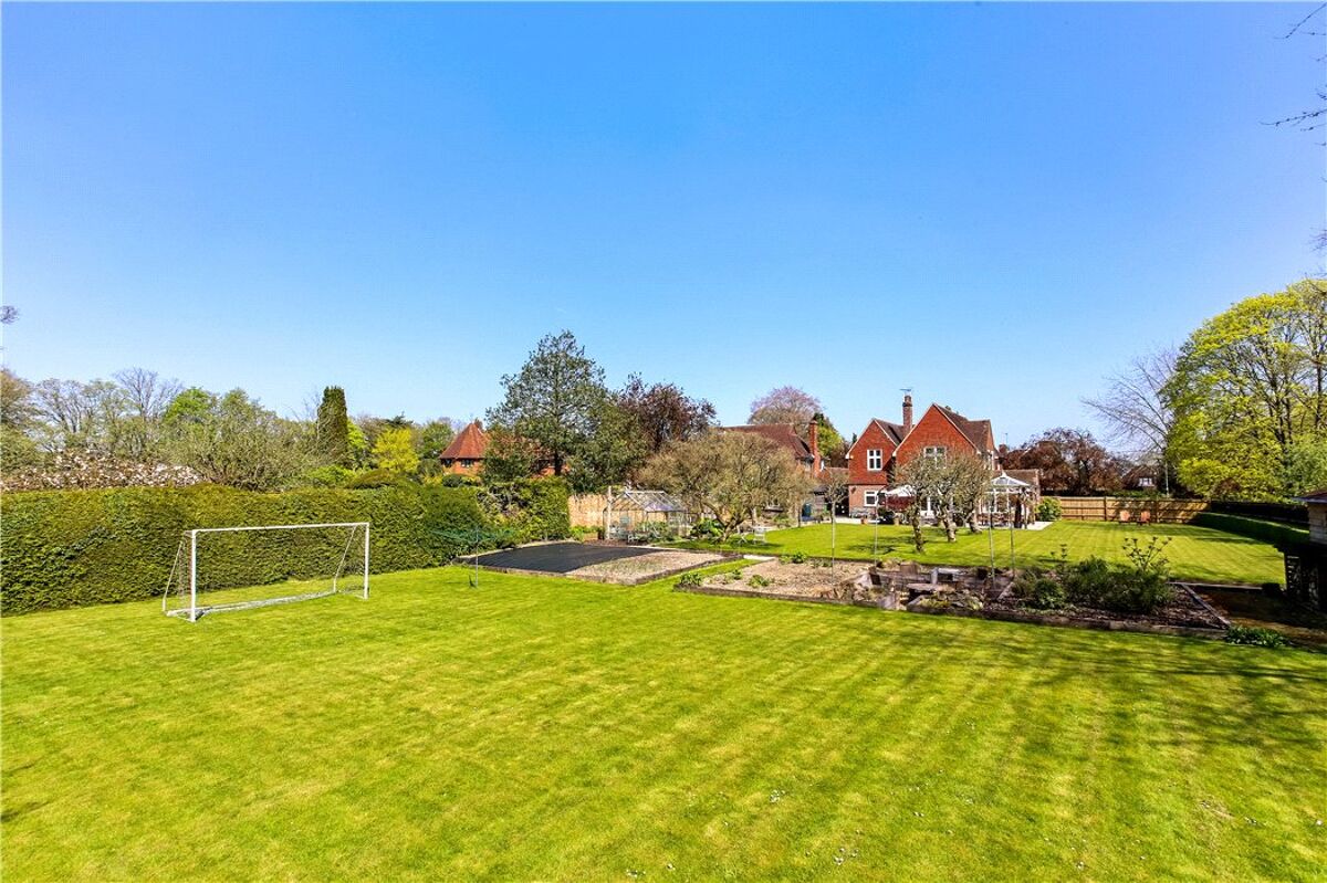 house for sale in Crossborough Hill, Basingstoke, Hampshire, RG21