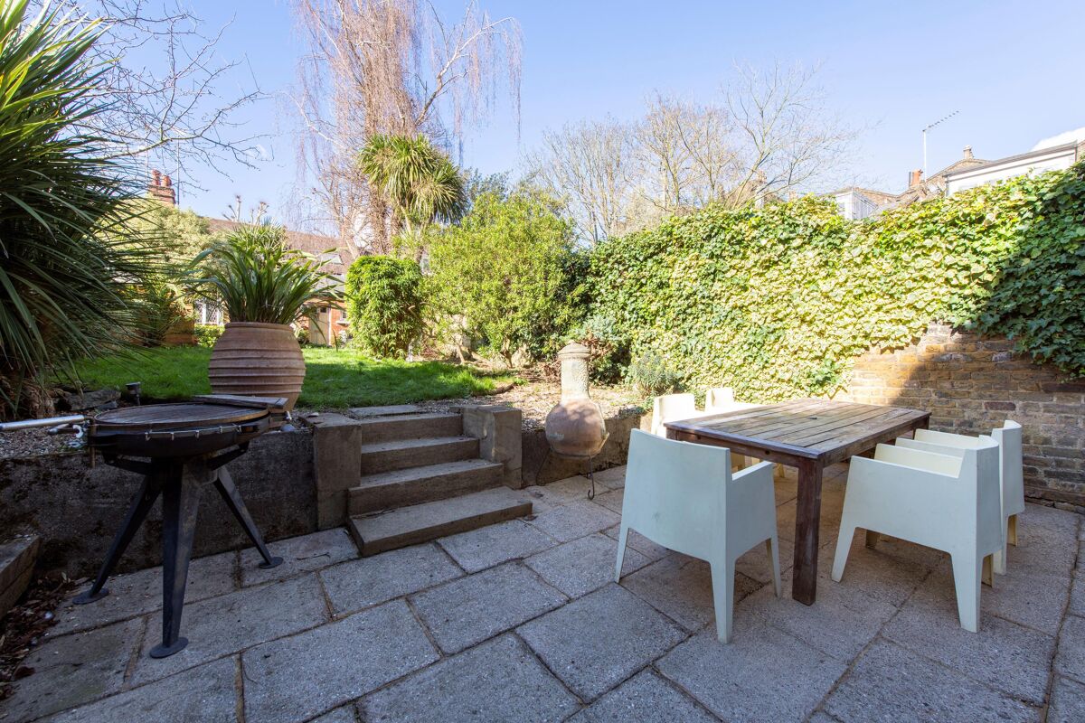 flat for sale in Steeles Road, Belsize Park, London, NW3 BSZ012136082