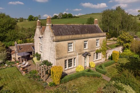 Picture of 5 bedroom house for sale.
