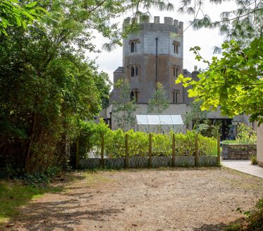 Picture of 4-6 bedroom house for sale.